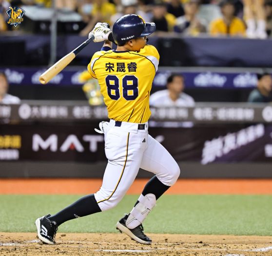 宋晟睿雙響砲點亮大巨蛋！ 兄弟牛棚五局零封守成，4：3險退台鋼雄鷹